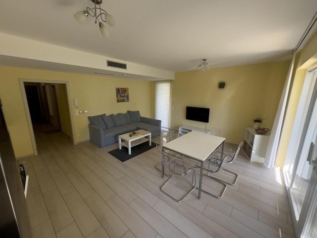 Admiral Apartment *